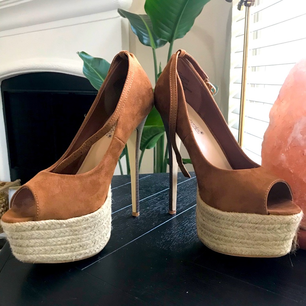 Sexy ShoeDazzle Open Toe Pump